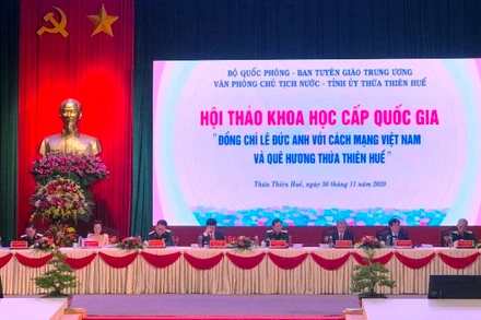 Đoàn Chủ tịch chủ trì hội thảo.