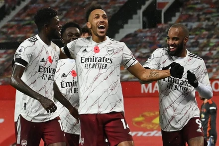 Aubameyang (giữa) ghi bàn thắng duy nhất cho Arsenal.