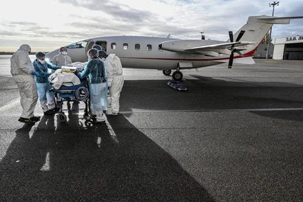 Người bệnh Covid-19 tại Pháp được chuyển tới một bệnh viện khác trong nước. (Ảnh: AP)