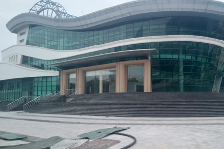 Nhà hát Ca múa nhạc dân gian Việt Bắc được xây dựng chín năm chưa xong. 