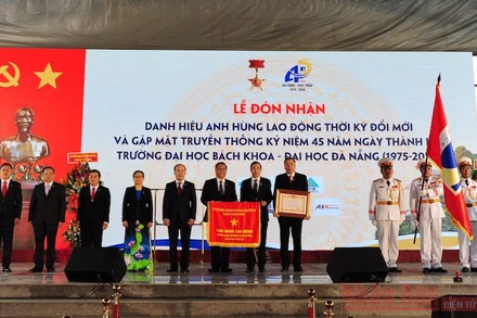 Trường ĐH Bách Khoa - ĐH Đà Nẵng đón nhận Danh hiệu Anh hùng lao động thời kỳ đổi mới. 