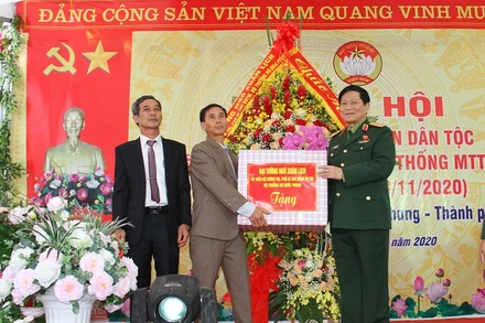 Đại tướng Ngô Xuân Lịch, Ủy viên Bộ Chính trị Phó Bí thư Quân ủy Trung ương, Bộ trưởng Bộ Quốc phòng tặng hoa và quà cho cán bộ, nhân dân xã Liêm Chung và thôn 6.