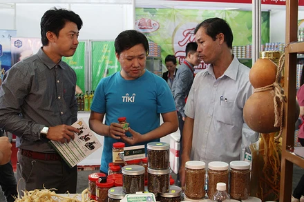 Khách hàng tham quan, mua sắm sản phẩm OCOP tại triển lãm.