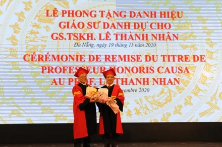PGS, TS Nguyễn Ngọc Vũ, Giám đốc ĐH Đà Nẵng trao bằng phong tặng Danh hiệu “Giáo sư Danh dự” cho GS, TSKH Lê Thành Nhân.