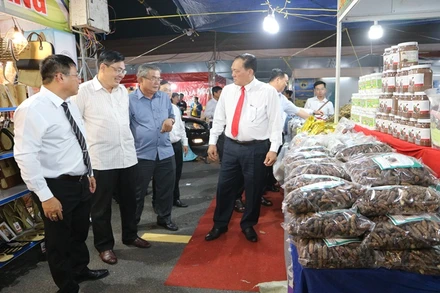 Tham quan các gian hàng tại hội chợ.