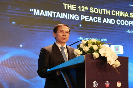 Đồng chí Bùi Thanh Sơn phát biểu chào mừng Hội thảo. (Ảnh: Bộ Ngoại giao Việt Nam)