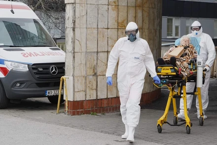 Nhân viên y tế đưa người bệnh Covid-19 đến một bệnh viện tại thủ đô Warsaw, Ba Lan. (Ảnh: Getty Images)