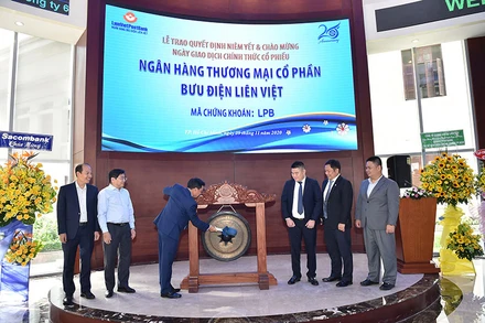 Ông Phạm Doãn Sơn thực hiện nghi lễ đánh cồng.