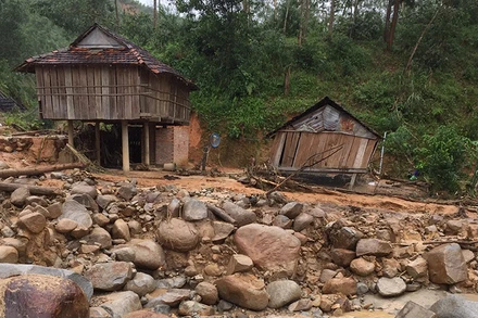 Hiện trạng lũ quét tại khu dân cư Mang Rin, ở thôn Mang He, huyện miền núi Sơn Tây (Quảng Ngãi).