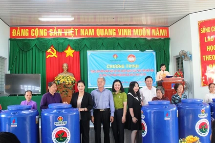 Chủ tịch Quốc hội Nguyễn Thị Kim Ngân cùng lãnh đạo chính quyền địa phương dự và trao bồn chứa nước cho người dân tỉnh Bến Tre.