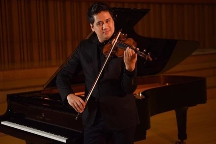 NSƯT Bùi Công Duy biểu diễn trong đêm nhạc kỷ niệm 250 năm ngày sinh Beethoven