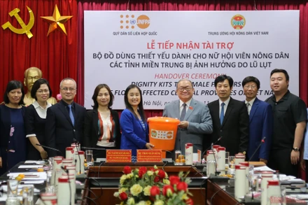 Hội Nông dân Việt Nam đón nhận những bộ đồ dùng thiết yếu dành cho phụ nữ. 