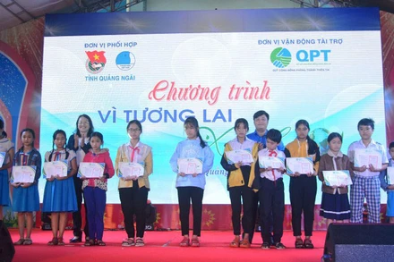 Trao học bổng “Vì tương lai xanh” với sổ tiết kiệm trị giá 10 triệu đồng cho học sinh có hoàn cảnh đặc biệt khó khăn, vượt khó học giỏi. 