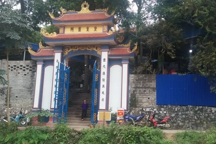 UBND huyện Đồng Hỷ yêu cầu gia đình bà Hoàng Thị Lý (thủ nhang) trả lại đất đền Đá Thiên cho cộng đồng quản lý. 