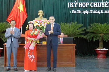 Lãnh đạo Tỉnh ủy và HĐND tỉnh Phú Yên tặng hoa chúc mừng đồng chí Cao Thị Hòa An, Phó Bí thư Thường trực Tỉnh ủy được bầu giữ chức Chủ tịch HĐND tỉnh Phú Yên. 