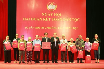 Phó Thủ tướng Thường trực Trương Hòa Bình trao quà cho nhân dân Tổ dân phố số 6.