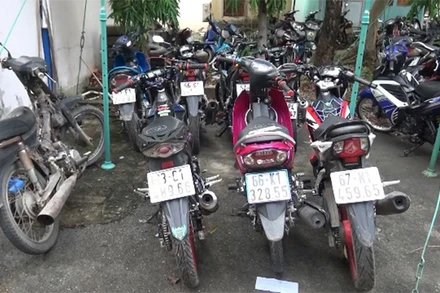 Các phương tiện bị giữ trong một cuộc đua xe trái phép tại Bình Dương, tháng 6-2020. (Ảnh: TRỊNH BÌNH)