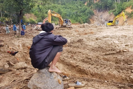 Lực lượng chức năng tiếp tục tìm kiếm ở khu vực ven bờ sông Leng.