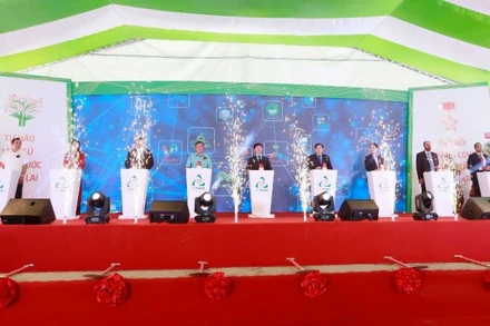 Các đại biểu bấm nút khởi công dự án xây dựng khu Dược phẩm công nghệ cao TV.Pharm.