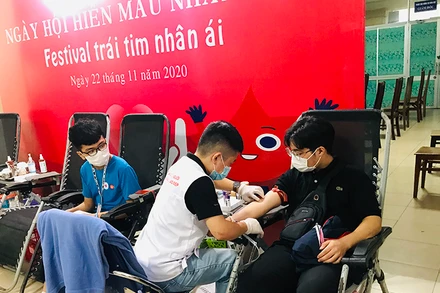 Các tình nguyện viên tham gia hiến máu tại Hà Nội. Ảnh: Minh Thúy