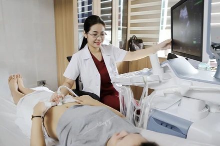 TS, BS Đinh Thúy Linh, Phó giám đốc Trung tâm Sàng lọc, chẩn đoán trước sinh và sơ sinh thăm khám cho thai phụ