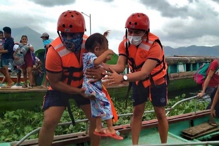 Lực lượng bảo vệ bờ biển Philippines sơ tán người dân ở tỉnh Camarines Sur. (Nguồn: TTXVN/AP)