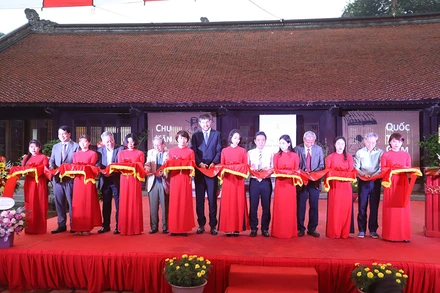 Cắt băng khai mạc trưng bày “Chu Văn An - Thượng tường Sơn Đẩu”.