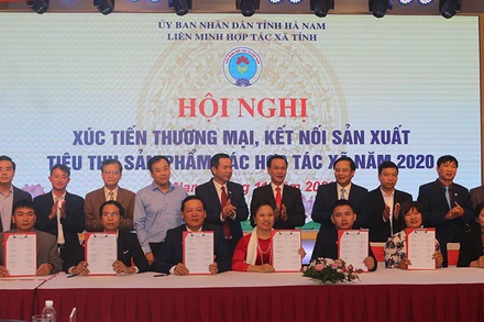 Các đại biểu ký bản ghi nhớ hợp tác giữa các đơn vị có nhu cầu kết nối sản xuất và tiêu thụ sản phẩm.
