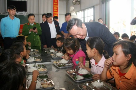 Phó Chủ tịch Quốc hội cùng Đoàn thăm học sinh Trường PTDTBT tiểu học xã Mường Khoa, huyện Tân Uyên.