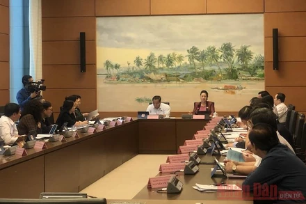 Đại biểu Quốc hội thảo luận ở tổ sáng 2-11. 