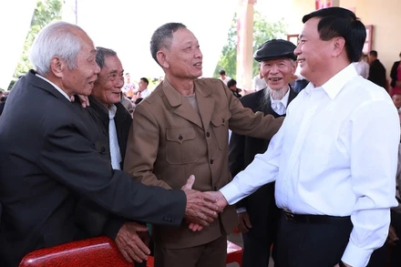 Đồng chí Nguyễn Xuân Thắng trò chuyện cùng người dân địa phương. (Ảnh: THÀNH DUY)