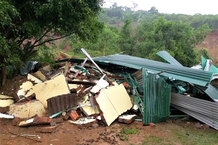 Một nhà dân ở xã Hòa Phong, huyện Krông Bông bị hư hỏng hoàn toàn do sạt lở núi.