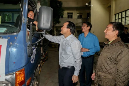 Bộ trưởng Phùng Xuân Nhạ động viên những người tham gia chuyến hàng hỗ trợ ngành giáo dục miền trung, tối 4-11 