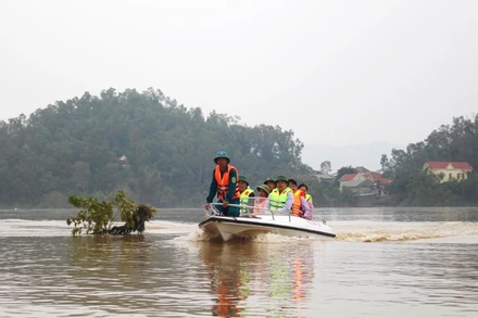 Đoàn công tác Bộ Xây dựng đi kiểm tra điểm ngập úng xã Châu Nhân, huyện Hưng Nguyên, Nghệ An.