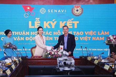 Tổng Thư ký Ủy ban Olympic quốc gia Việt Nam Trần Văn Mạnh ký thỏa thuận hỗ trợ việc làm.