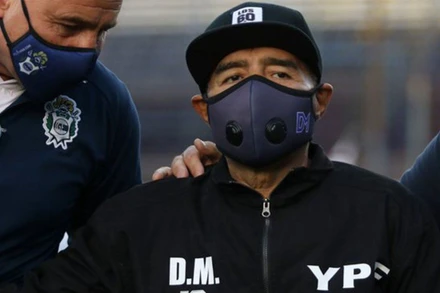 Maradona cần sự giúp đỡ để lên khán đài vào hôm 30-10. 