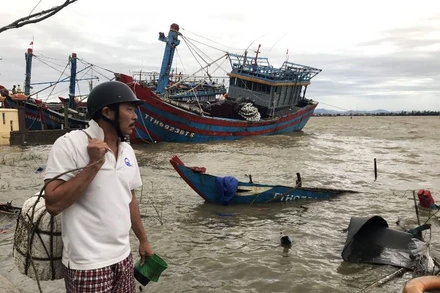 Bão số 13 đánh chìm tàu 50 CV của ngư dân Nguyễn Văn Sanh ở Thuận An, Thừa Thiên Huế. Ảnh: Báo Thừa Thiên Huế.