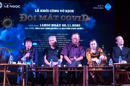 Ekip sáng tạo trao đổi về vở diễn trong lễ khởi công