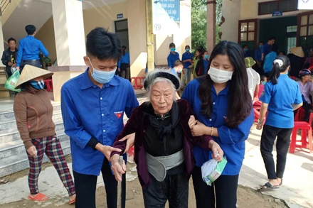 Hoạt động khám và cấp thuốc cho người dân vùng lũ được tiến hành kịp thời, mang lại hiệu quả thiết thực