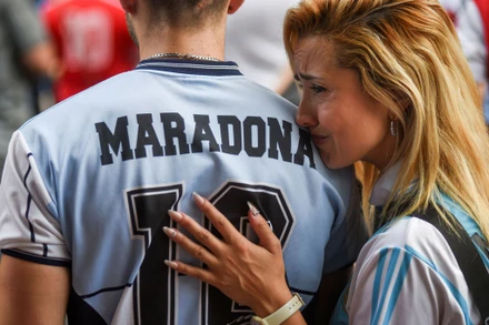 Người hâm mộ bóng đá ở Argentina và Italy vô cùng hoang mang và đau buồn trước cái chết thương tâm của Diego Maradona. (Ảnh: Reuters/Martin Villar)