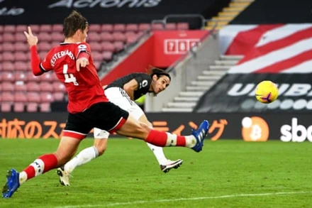 Cavani (áo sẫm) lập cú đúp trong chiến thắng 3-2 của Man United.