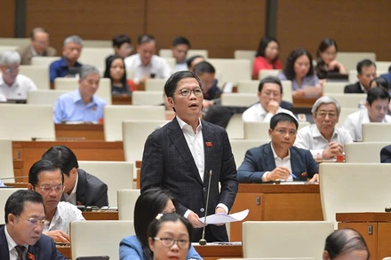 Bộ trưởng Công thương Trần Tuấn Anh báo cáo giải trình trước Quốc hội về vấn đề liên quan đến phát triển thuỷ điện, chiều 4-11.