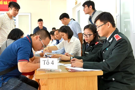 Các đơn vị sử dụng lao động ký biên bản công bố Quyết định thanh tra (Ảnh: BHXH Hà Nội).