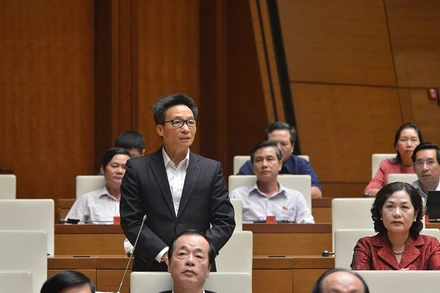 Phó Thủ tướng Vũ Đức Đam chỉ ra hai nguyên nhân dẫn đến hiện tượng người bệnh có BHYT vẫn phải tự mua thuốc bên ngoài, tại phiên chất vấn và trả lời chất vấn của Quốc hội ngày 9-11.