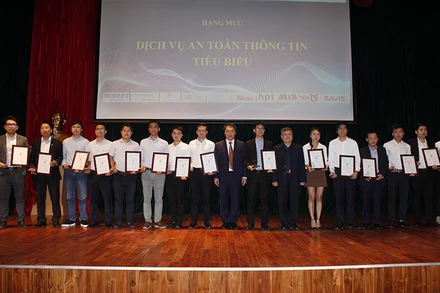 Thứ trưởng Nguyễn Huy Dũng trao Danh hiệu cho các doanh nghiệp.