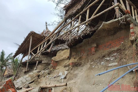 Dãy nhà hàng, quán ăn ở bờ biển Hội An bị sóng biển đánh thiệt hại.