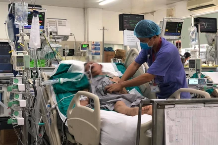 Bệnh nhân nam 71 tuổi đang được điều trị tích cực do tình trạng kháng kháng sinh. 