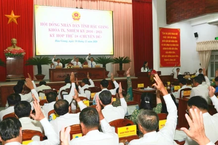 Các đại biểu biểu quyết thông qua nhiều nghị quyết quan trọng.