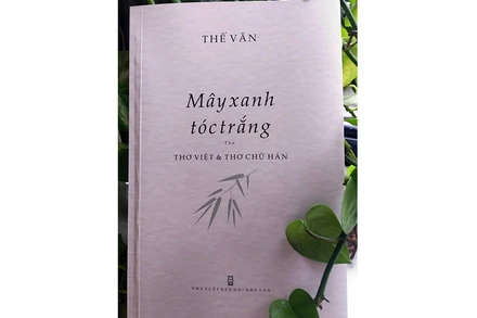 Lấp lánh mây xanh tóc trắng