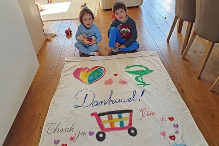 Các con của chị Thanh cùng mẹ làm băng-rôn bằng ba thứ tiếng Hà Lan - Việt Nam - Anh, cảm ơn những người đang ngày đêm nỗ lực cứu chữa bệnh nhân, phục vụ cộng đồng.